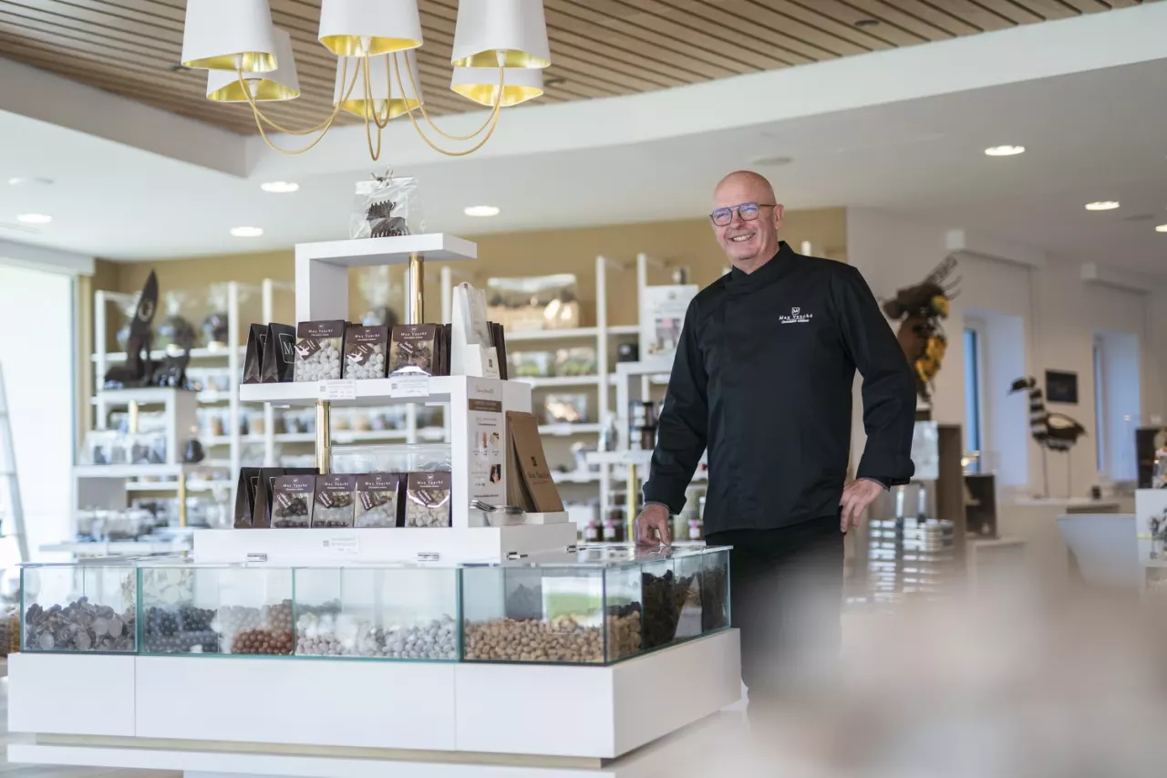 Artisan chocolatier dans sa boutique