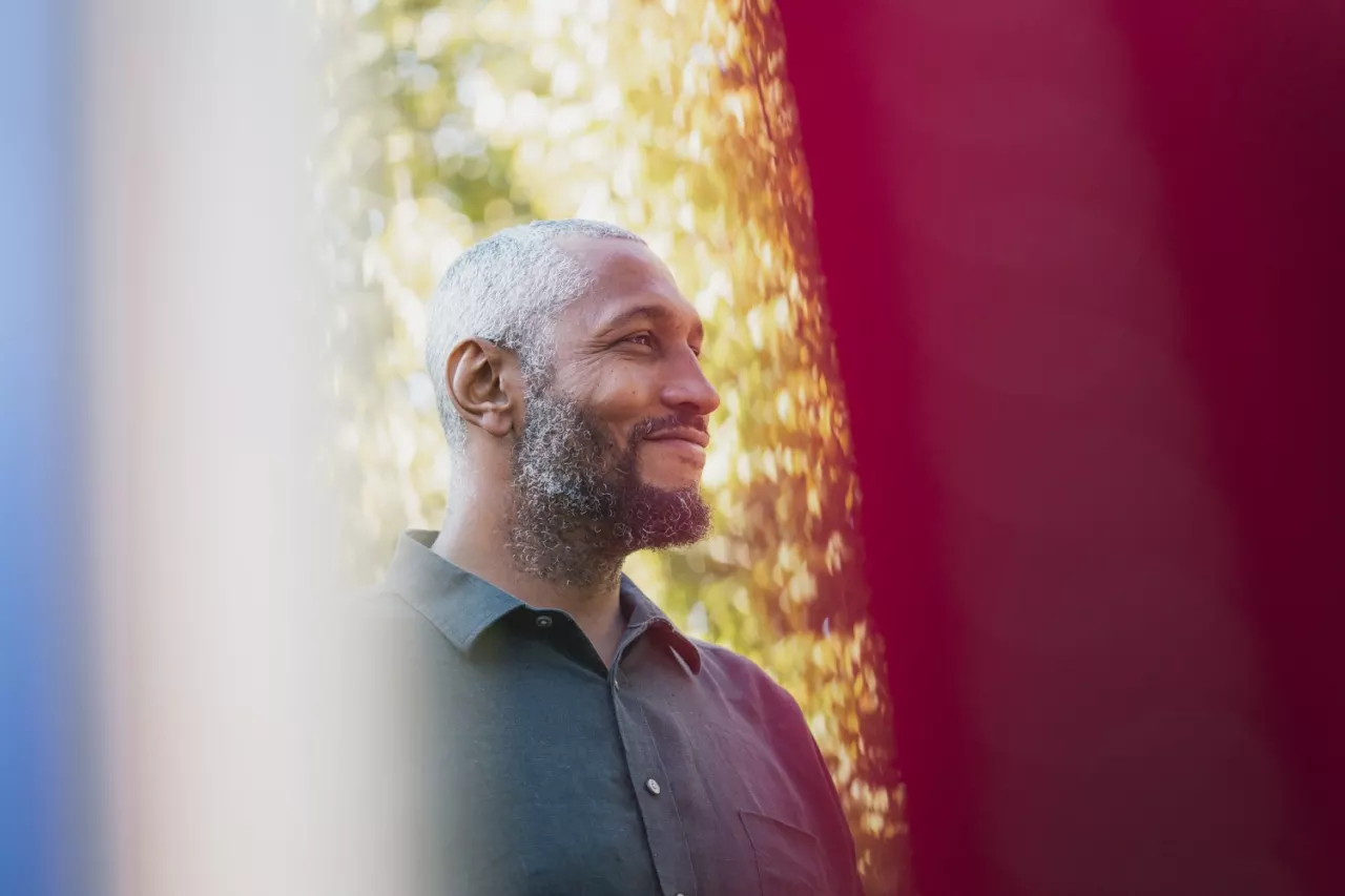 Portrait d'un homme souriant, lumière naturelle