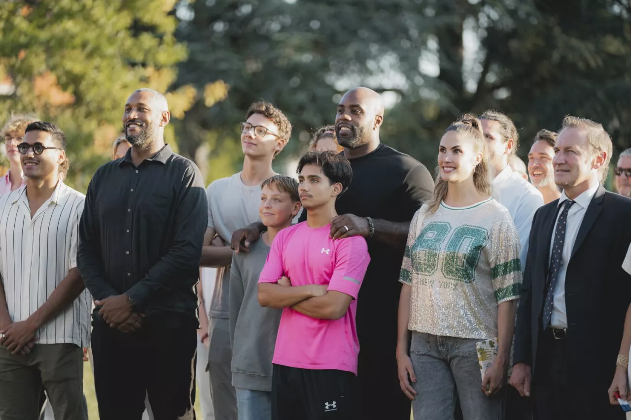 Photo de groupe en extérieur, équipe en tenue de ville