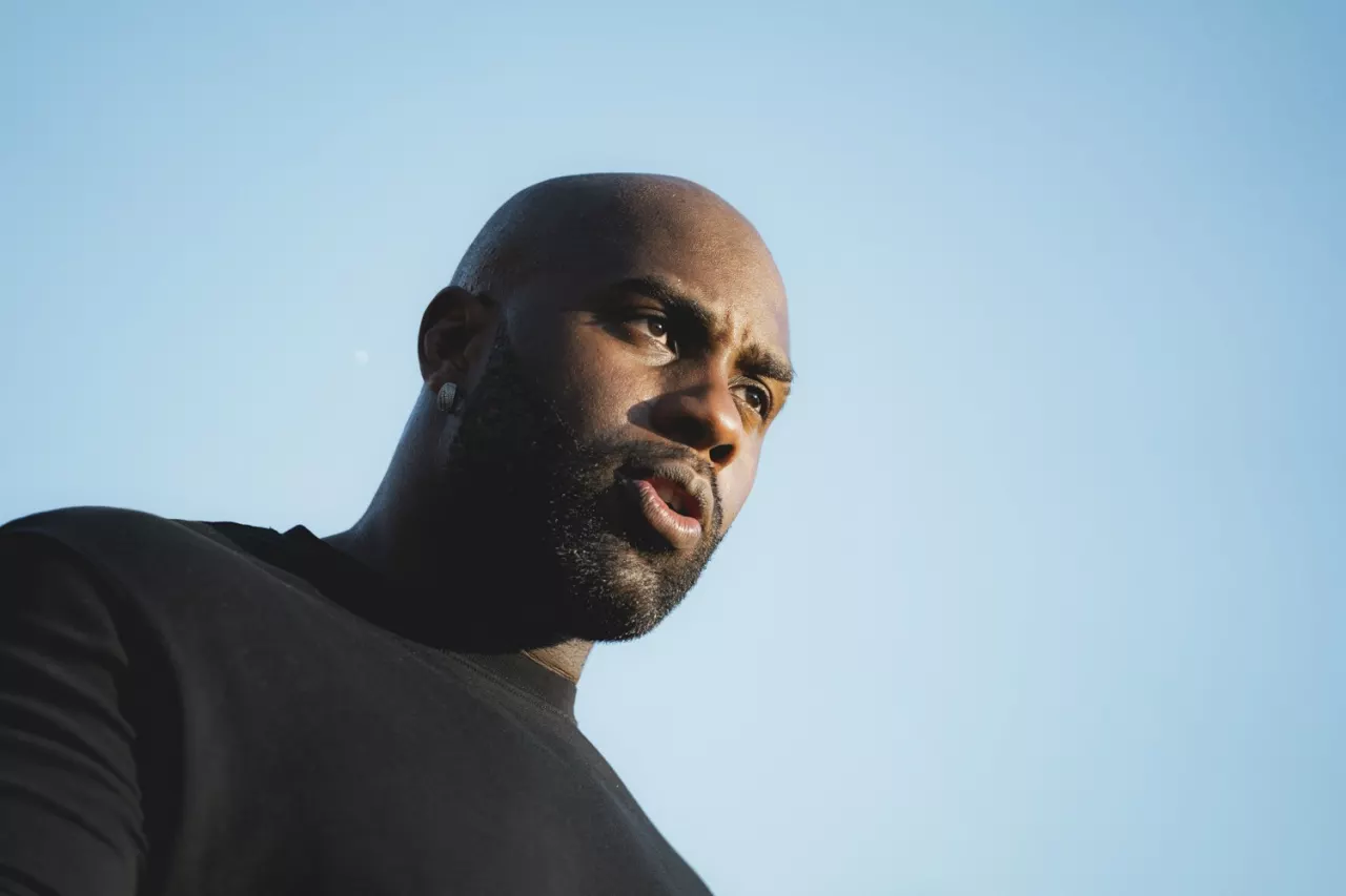 Portrait en contre-plongée d'un homme sur fond de ciel bleu