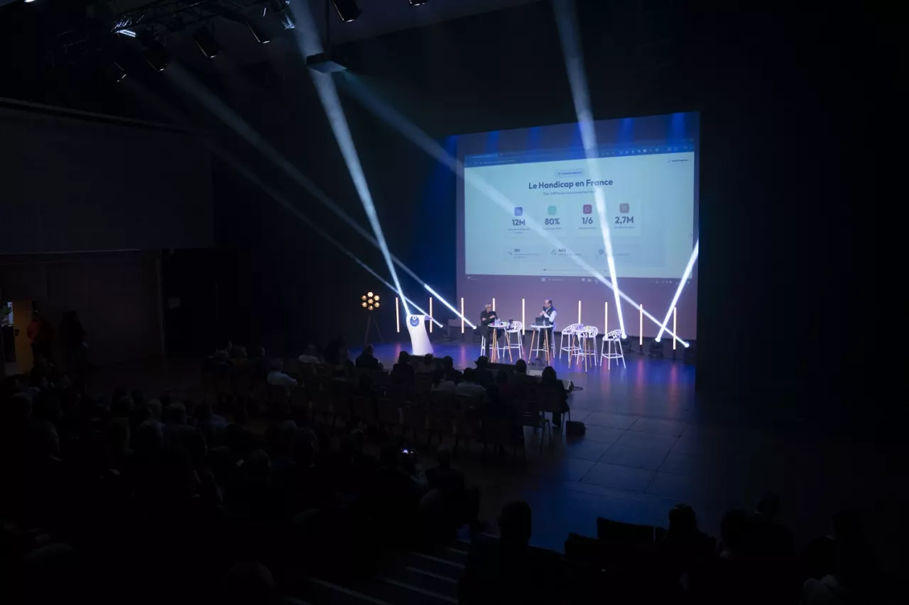 Plénière d'entreprise, faisceaux de lumière au-dessus de la scène