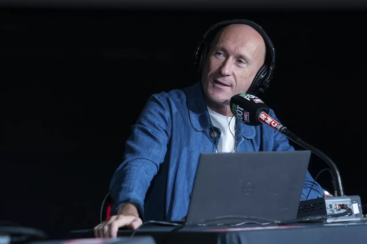 Animateur radio au micro devant son ordinateur