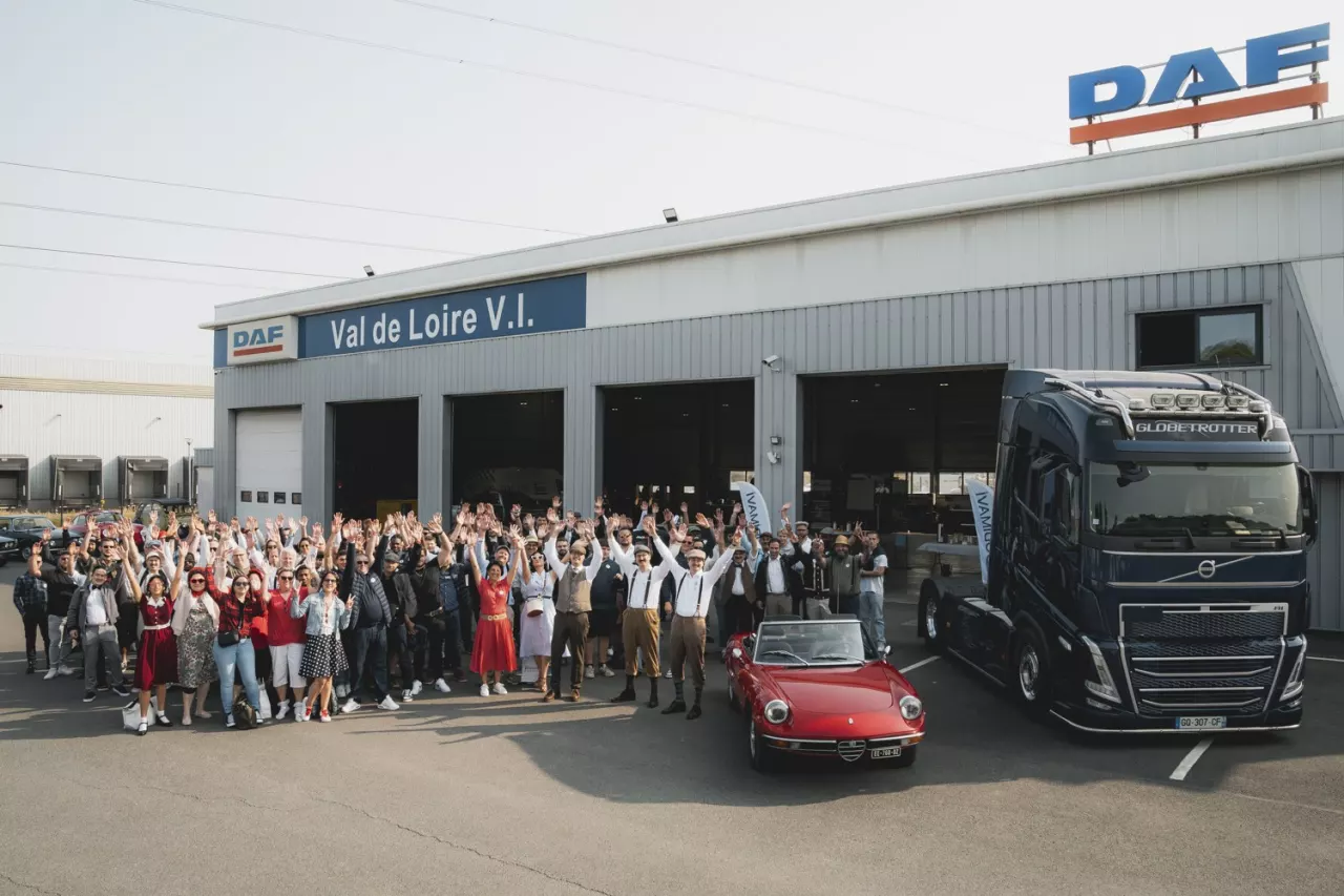 Photo de groupe de tout le personnel devant une concession poids lourds