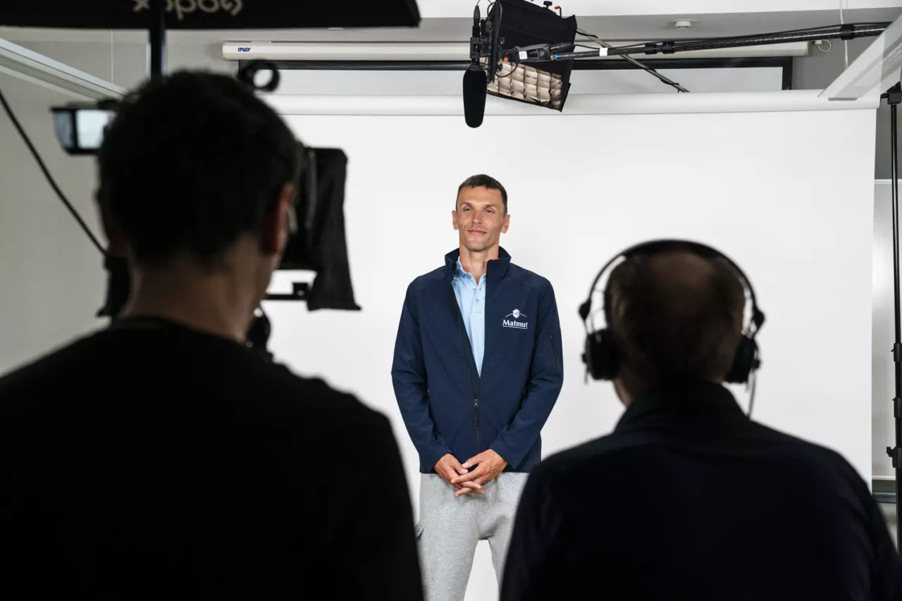 Tournage d'une interview en studio, caméra au premier plan